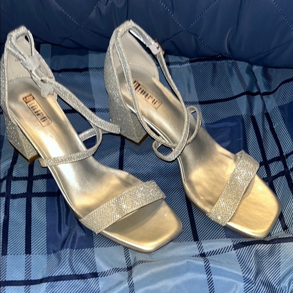 New  Elegant Women's Silver Strappy Sandals  8.5 - Picture 1 of 7